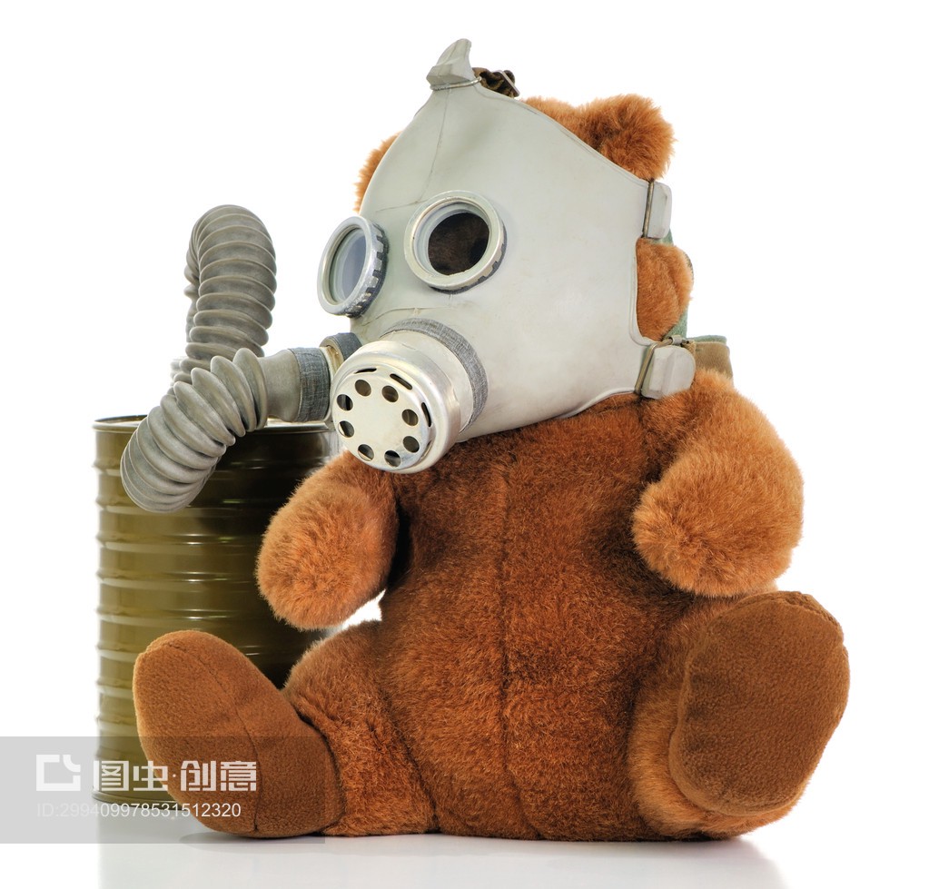 戴着防毒面具的软玩具熊 战争与童真的奇异融合