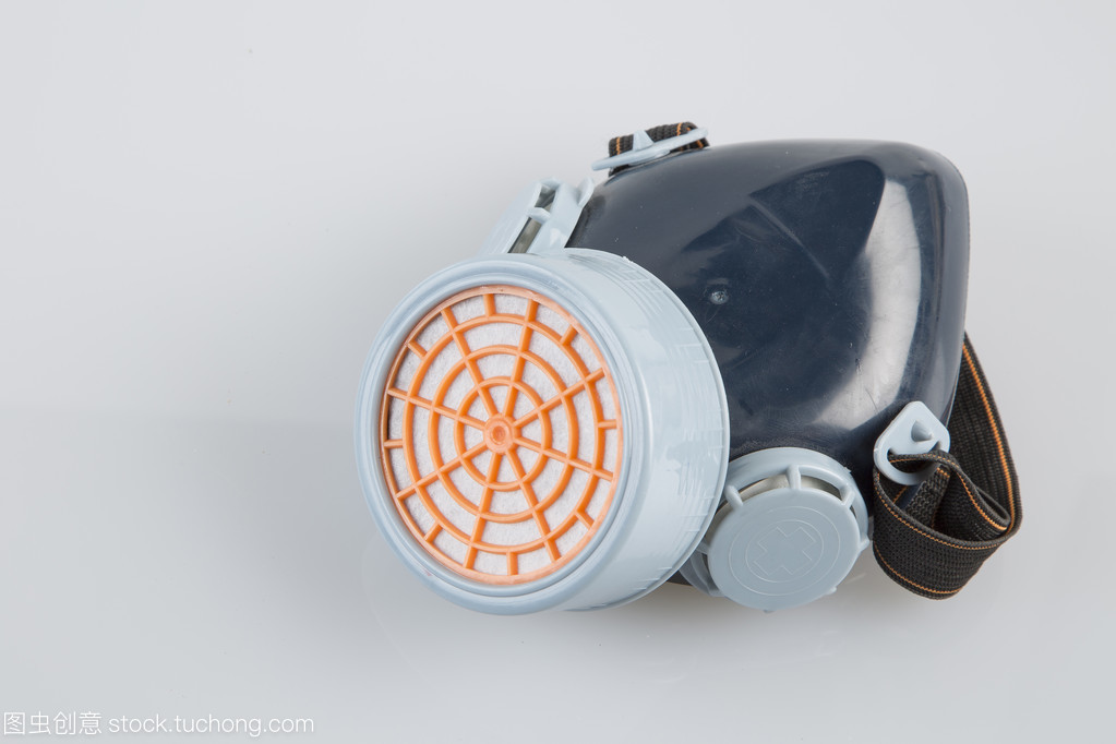 白色背景下的防毒面具 从催泪瓦斯防护到烟雾中的生命盾牌