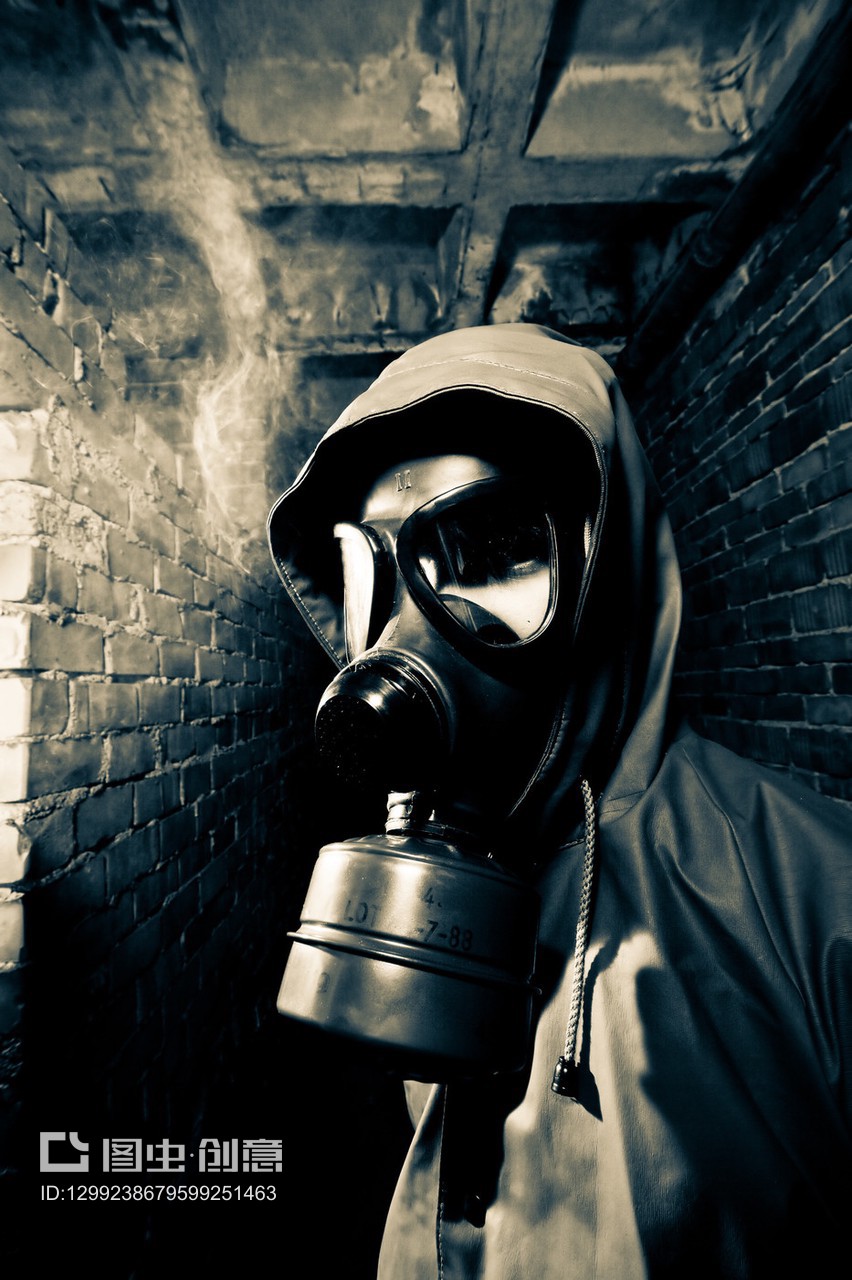 防毒面具后的凝视 一幅奇怪肖像的隐喻